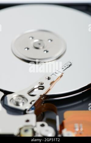 Disque dur en métal avec vue macro de la tête de lecture Banque D'Images