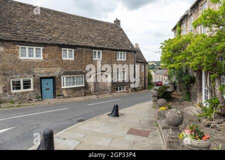 Vieux cottages en terrasse en pierre dans le village Somerset de Norton St. Philip, Somerset, Angleterre, Royaume-Uni Banque D'Images