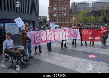 Londres, Royaume-Uni. 28 septembre 2021. Les manifestants pour personnes handicapées contre les coupures, dont beaucoup sont en fauteuil roulant, se sont rencontrés devant la gare de Kings Cross pour un #AudioRiot bruyant, dans l'intention de forcer le gouvernement à écouter l'impact des coupures sur la vie des personnes handicapées. Ils se sont déplacés à l'intérieur de la gare pour protester, puis ont marché sur Pancras Rd et sur Euston Road où ils ont bloqué les deux voies pendant environ 25 minutes. Peter Marshall/Alay Live News Banque D'Images