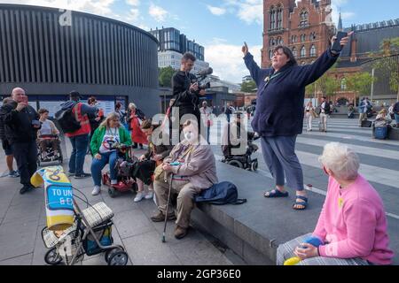 Londres, Royaume-Uni. 28 septembre 2021. Paula Peters, de personnes handicapées contre les coupures, commence la manifestation devant la gare de Kings Cross pour un #AudioRiot bruyant, dans l'intention de forcer le gouvernement à écouter l'impact des coupures sur la vie des personnes handicapées. Ils se sont déplacés à l'intérieur de la gare pour protester, puis ont marché sur Pancras Rd et sur Euston Road où ils ont bloqué les deux voies pendant environ 25 minutes. Peter Marshall/Alay Live News Banque D'Images