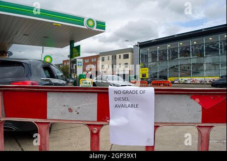 Slough, Royaume-Uni. 28 septembre 2021. Il y avait beaucoup de monde à la station-service BP sur Farnham Road à Slough. L'essence sans plomb était disponible mais pas le diesel. L'achat de panique d'essence et de diesel s'est poursuivi au cours des derniers jours en raison d'une pénurie de conducteurs qui ont livré du carburant à la suite du Brexit et de la pandémie de Covid-19. Crédit : Maureen McLean/Alay Live News Banque D'Images