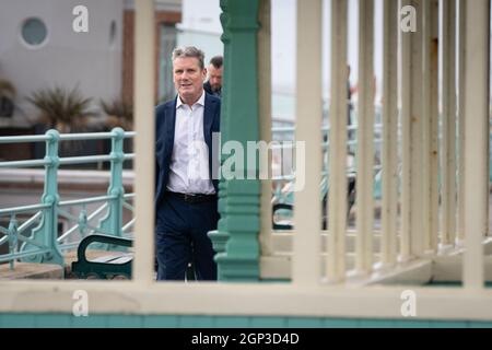 Sir Keir Starmer, le chef du travail, se promène le long de la promenade de bord de mer de Brighton lors de la conférence du Parti travailliste à Brighton. Date de la photo: Mardi 28 septembre 2021. Banque D'Images