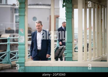 Sir Keir Starmer, le chef du travail, se promène le long de la promenade de bord de mer de Brighton lors de la conférence du Parti travailliste à Brighton. Date de la photo: Mardi 28 septembre 2021. Banque D'Images