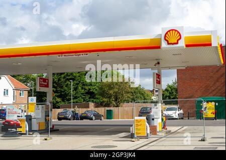 Windsor, Royaume-Uni. 28 septembre 2021. La station-service Shell de Dedworth, à Windsor, était à court d'essence et de diesel aujourd'hui. Seul leur boutique Waitrose était ouverte aux clients. L'achat de panique d'essence et de diesel s'est poursuivi au cours des derniers jours en raison d'une pénurie de conducteurs qui ont livré du carburant à la suite du Brexit et de la pandémie de Covid-19. Crédit : Maureen McLean/Alay Live News Banque D'Images