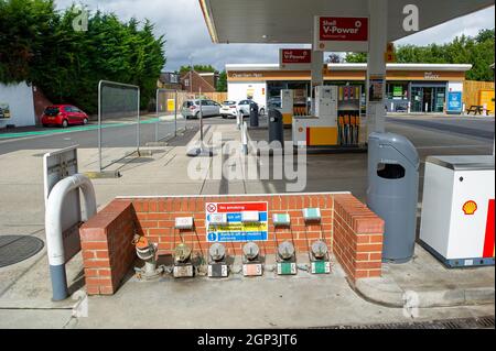 Windsor, Royaume-Uni. 28 septembre 2021. La station-service Shell de Dedworth, à Windsor, était à court d'essence et de diesel aujourd'hui. Seul leur boutique Waitrose était ouverte aux clients. L'achat de panique d'essence et de diesel s'est poursuivi au cours des derniers jours en raison d'une pénurie de conducteurs qui ont livré du carburant à la suite du Brexit et de la pandémie de Covid-19. Crédit : Maureen McLean/Alay Live News Banque D'Images