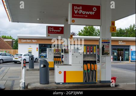 Windsor, Royaume-Uni. 28 septembre 2021. La station-service Shell de Dedworth, à Windsor, était à court d'essence et de diesel aujourd'hui. Seul leur boutique Waitrose était ouverte aux clients. L'achat de panique d'essence et de diesel s'est poursuivi au cours des derniers jours en raison d'une pénurie de conducteurs qui ont livré du carburant à la suite du Brexit et de la pandémie de Covid-19. Crédit : Maureen McLean/Alay Live News Banque D'Images