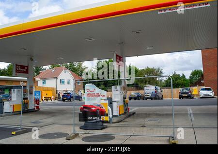 Windsor, Royaume-Uni. 28 septembre 2021. La station-service Shell de Dedworth, à Windsor, était à court d'essence et de diesel aujourd'hui. Seul leur boutique Waitrose était ouverte aux clients. L'achat de panique d'essence et de diesel s'est poursuivi au cours des derniers jours en raison d'une pénurie de conducteurs qui ont livré du carburant à la suite du Brexit et de la pandémie de Covid-19. Crédit : Maureen McLean/Alay Live News Banque D'Images