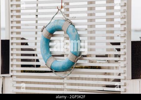 Ancien Bleu bouée sur la base des sauveteurs. Ligne de la mer. Banque D'Images