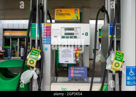 Windsor, Royaume-Uni. 28 septembre 2021. Aujourd'hui, la station-service BP de Windsor était à court d'essence et de diesel, malgré un ramenés à 35 £ par client. L'achat de panique d'essence et de diesel s'est poursuivi au cours des derniers jours en raison d'une pénurie de conducteurs qui ont livré du carburant à la suite du Brexit et de la pandémie de Covid-19. Crédit : Maureen McLean/Alay Live News Banque D'Images