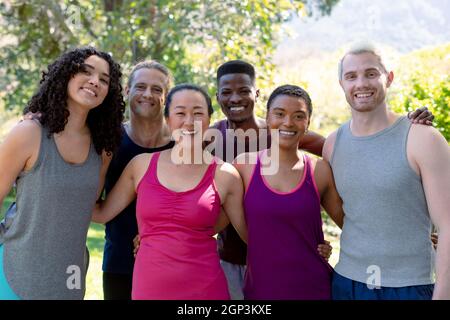 Groupe de Happy FIT divers amis féminins et masculins tenant des tapis de yoga et prenant des selfies Banque D'Images