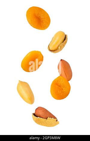 Fruits et noix isolés. Sept cacahuètes volantes, dont la coquille et les abricots séchés, s'isolent sur du blanc avec un passe-cheveux comme élément de conception d'emballage. Dép. Complète Banque D'Images