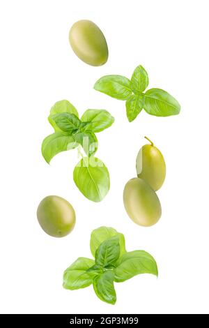 Légumes isolés. Mélange de basilic et d'olives vertes descendant isolat sur blanc avec le chemin d'écrêtage comme élément de conception d'emballage. Profondeur de champ complète. Foo Banque D'Images