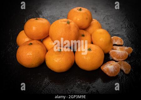 Mandarines, mandarine, clémentine sur fond noir Banque D'Images