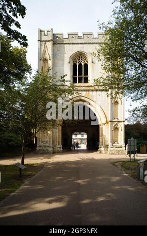 L'entrée de la tour aux jardins de l'abbaye de Bury St Edmunds Banque D'Images