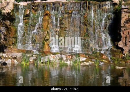 Au printemps, une cascade pittoresque s'écoule parmi de grandes pierres dans le parc paysager Sofiyivka, Uman, Ukraine. Belle cascade ukrainienne, montagnes Banque D'Images