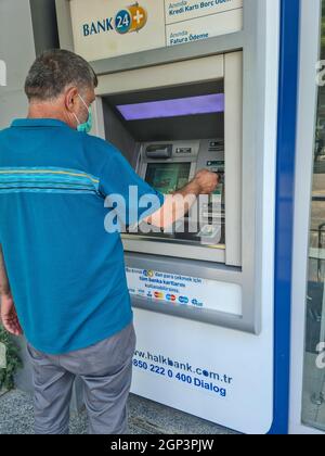 Le vieil homme à la retraite retire sa rémunération à la retraite. Banque D'Images