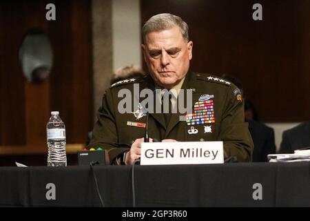 Washington DC, États-Unis. Sept 28 2021: Le président des chefs d'état-major interarmées, le général Mark Milley, participe à une audience du Comité des services armés du Sénat sur la conclusion des opérations militaires en Afghanistan et les plans pour les futures opérations de lutte contre le terrorisme, à Capitol Hill, à Washington, DC, Etats-Unis, le 28 septembre 2021. Audition du Comité sénatorial des services armés sur la conclusion des opérations militaires en Afghanistan, Washington, États-Unis - 28 sept 2021Con:Sarahbeth Maney/Pool via CNP /MediaPunch Banque D'Images