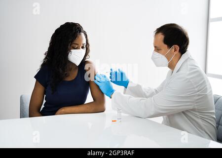 Injection de vaccin Covid-19 pour un patient afro-américain Banque D'Images