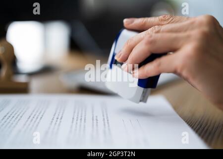 Approuver le document et le tampon du permis de travail. Application approuvée Banque D'Images