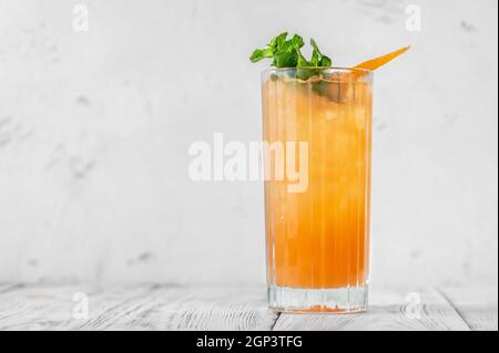 Verre de Carta Switchel cocktail garni de menthe fraîche Banque D'Images