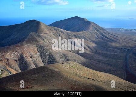 Vue depuis la montagne Atalaya de Femes près de Femes. Lanzarote, Îles Canaries, Espagne. Banque D'Images