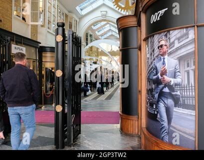 Burlington Arcade, Piccadilly, Londres, Royaume-Uni. 28 septembre 2021. Burlington Arcade a un thème 007, dans le cadre de la promotion pour No Time To Die, le 25ème film James Bond. Crédit : Matthew Chattle/Alay Live News Banque D'Images