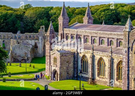 La cathédrale et le palais des évêques de St Davids, Pembrokeshire, pays de Galles, Royaume-Uni Banque D'Images