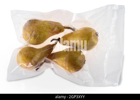 Quatre poires entières, emballées sous vide, scellées pour une cuisson sous vide, isolées sur du blanc Banque D'Images