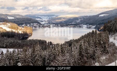 Vue sur le Titisee en hiver Banque D'Images