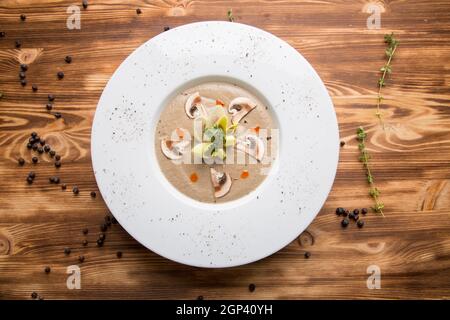 purée de champignons froide et champignons. Soupe de purée de champignons chaude. Soupe de champignons avec légumes. Bouillon champaignon, soupe traditionnelle. Concept - menu Banque D'Images