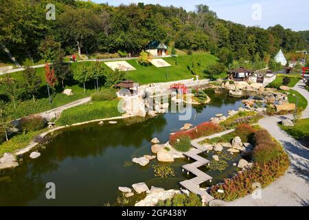 Un beau parc paysager, un lac, des pavillons en bois, un pont rouge dans le style japonais d'Uman, Ukraine, New Sofiyivka. Vue aérienne du drone Banque D'Images