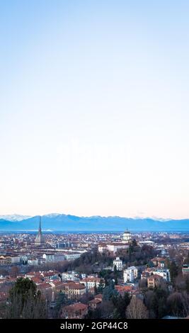 TURIN, ITALIE - VERS AOÛT 2020 : vue panoramique avec horizon au coucher du soleil. Magnifiques montagnes des Alpes en arrière-plan. Banque D'Images