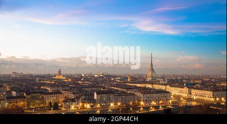 Turin, région du Piémont, Italie. Panorama depuis le Monte dei Cappuccini (colline du Cappuccini) au coucher du soleil avec les montagnes des Alpes et le monument Mole Antonelliana. Banque D'Images