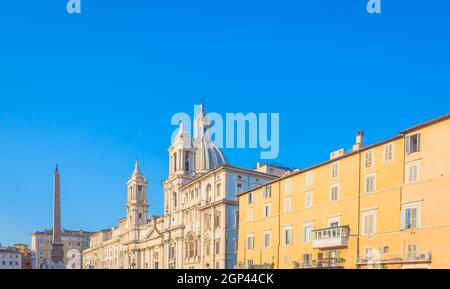 ROME, ITALIE - VERS AOÛT 2020 : lever de soleil sur les bâtiments de la Piazza Navona (place Navona) Banque D'Images