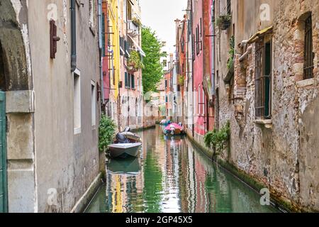 Vue sur un canal étroit et des bateaux garés à Venise, Italie Banque D'Images