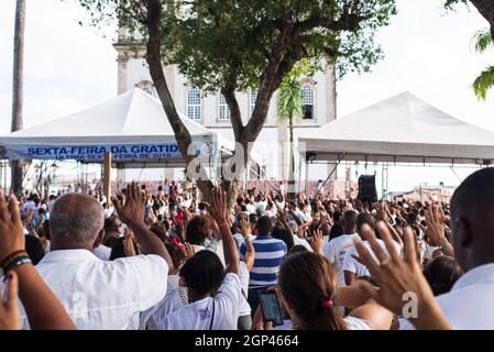 Salvador, Bahia, Brésil - 28 décembre 2018 : les fidèles célèbrent le dernier vendredi de l'année à l'église Senhor do Bonfim. Banque D'Images