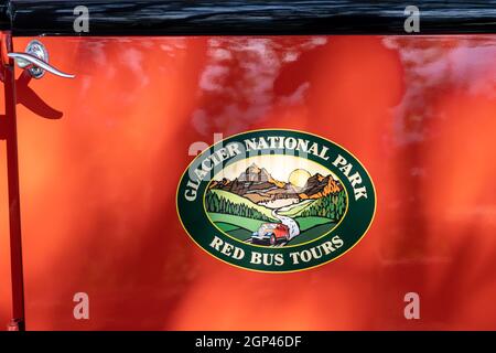 Montana, États-Unis - 13 août 2021 : logo du Glacier National Park Red bus Tours sur un véhicule classique de brouilleur rouge Banque D'Images