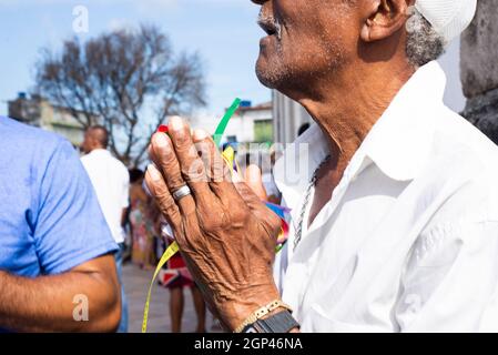 Salvador, Bahia, Brésil - 28 décembre 2018 : les fidèles célèbrent le dernier vendredi de l'année à l'église Senhor do Bonfim. Banque D'Images