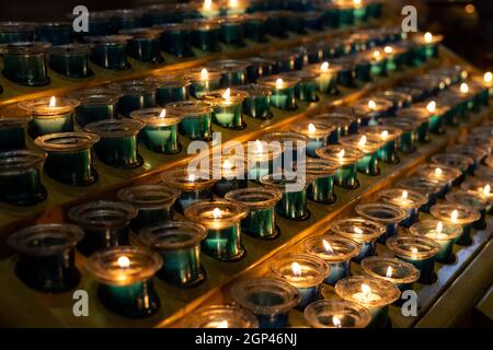 collection de bougies allumées sur une église catholique Banque D'Images