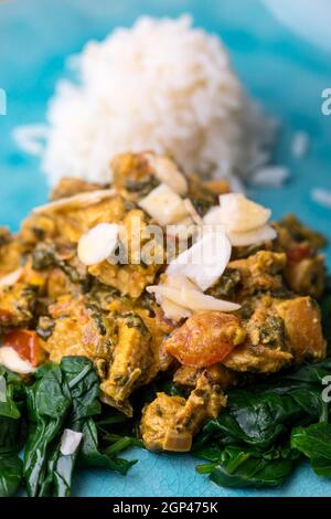 poulet palak indien sur une assiette bleue Banque D'Images