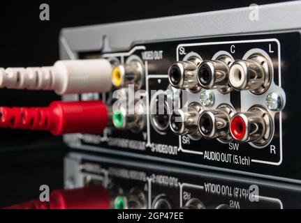 équipement multimédia et audio moderne avec câbles sur fond noir Banque D'Images