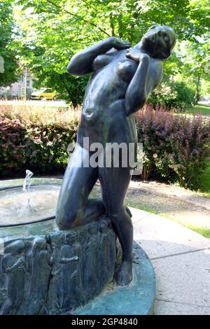 Fontaine avec une sculpture Élégie de la célèbre sculpteur croate Ivana franges sur Rokov perivoj à Zagreb, Croatie Banque D'Images