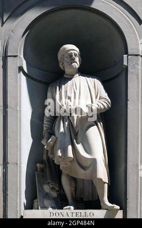 Donatello dans les niches de la colonnade des Offices à Florence, Italie Banque D'Images