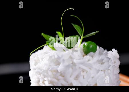 Une photo prise à la verticale d'un bol de riz blanc long grains cuits, tourné à partir de ci-dessus, sur un fond bleu sarcelle avec une place pour le texte Banque D'Images