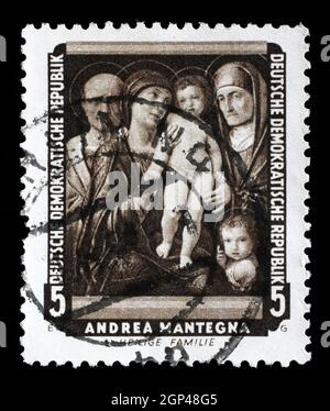 Timbre imprimé en DDR montre la peinture Sainte famille, par Andrea Mantegna , de la série de célèbres peintures de la Galerie de Dresde, vers 1957. Banque D'Images