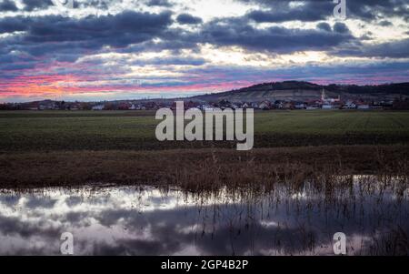 Beau ciel sur le village de Schützen dans Burgenland au lever du soleil Banque D'Images