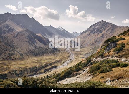 Magnifique paysage de rivière dans la vallée de montagne à l'automne au Kazakhstan Banque D'Images