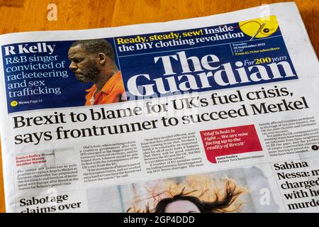 Guardian Headline du 28 septembre 2021 rapporte OLAF Scholz en disant que le Brexit est la cause de la crise des combustibles au Royaume-Uni. Banque D'Images