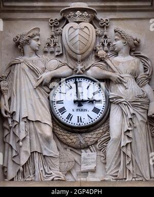 Deux muses appuyer l'horloge, surmontée par les armoiries du Cardinal Richelieu, façade de la Sainte Ursule chapelle de la Sorbonne à Paris, France Banque D'Images