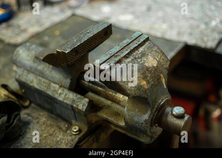 Etau métallique rouillé sur l'établi d'atelier de la machine Banque D'Images